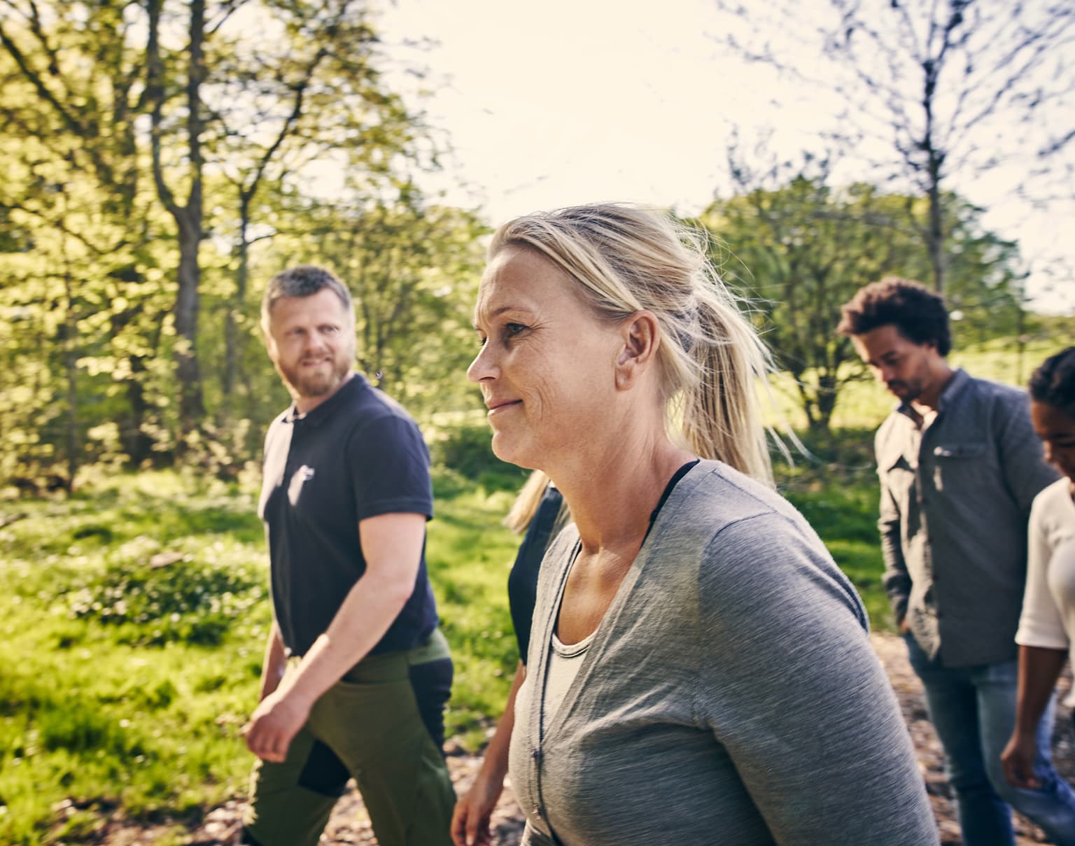 Deutsche Glasfaser Glasfaser-Anschluss Ihr Grundstück bleibt unversehrt, Gruppe geht im Wald spazieren
