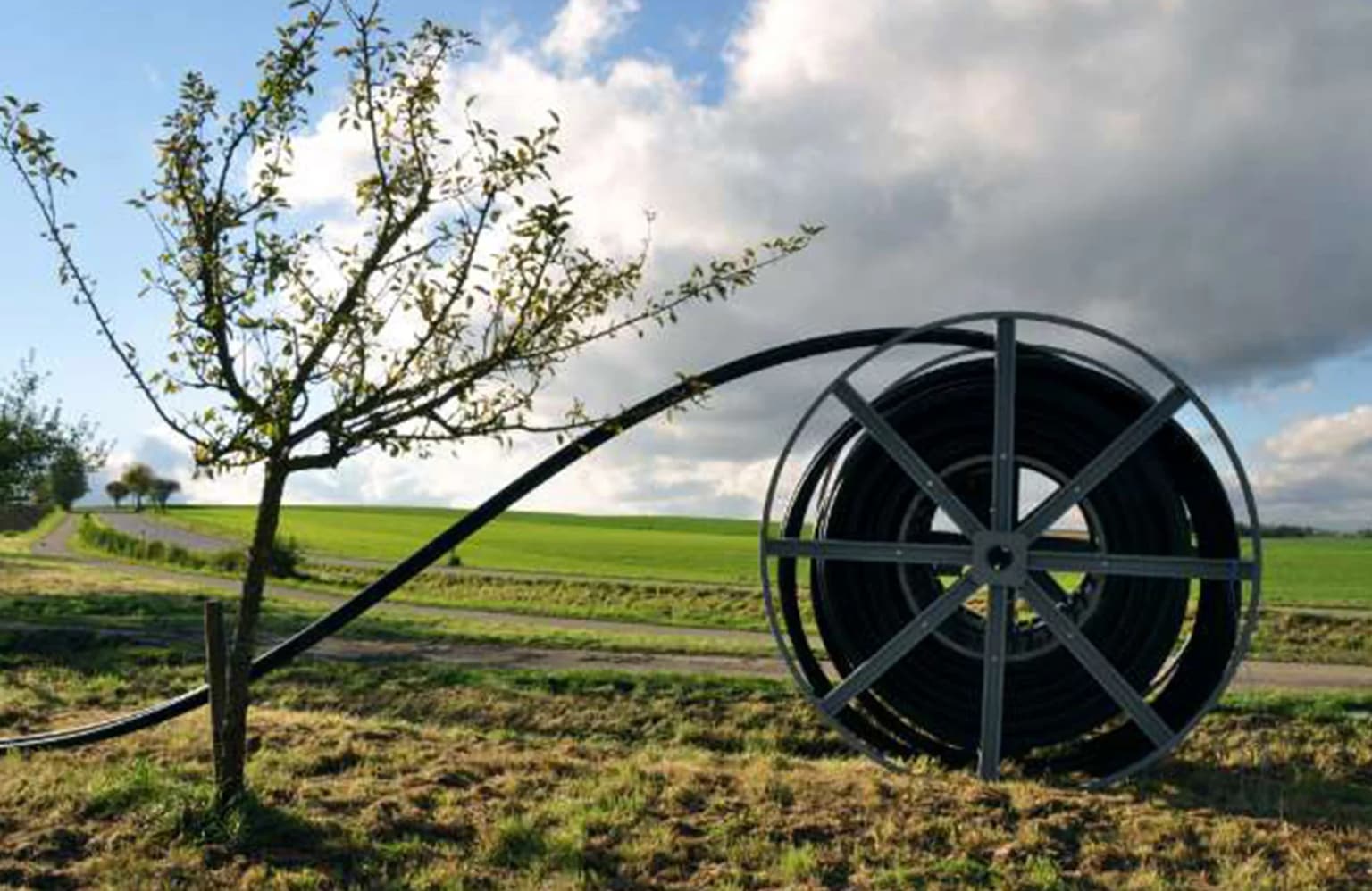 Glasfasertrommel auf einem Feld, Deutsche Glasfaser Unternehmen