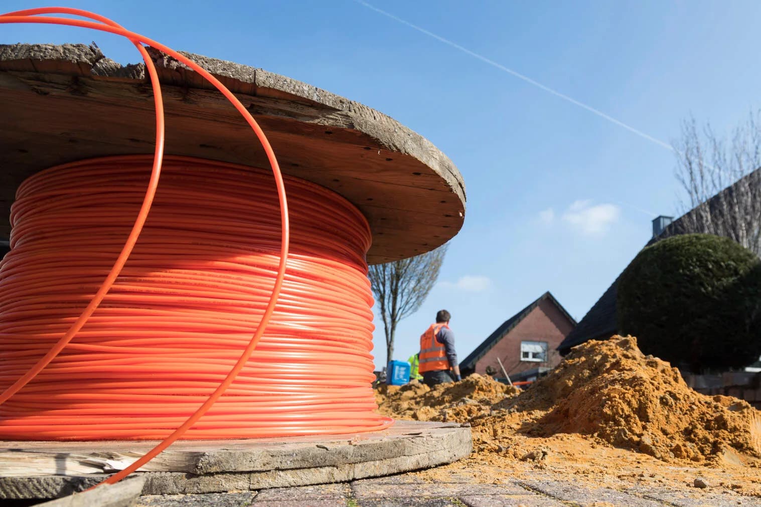 Glasfaser Trommel steht in einer Straße Vollausbau