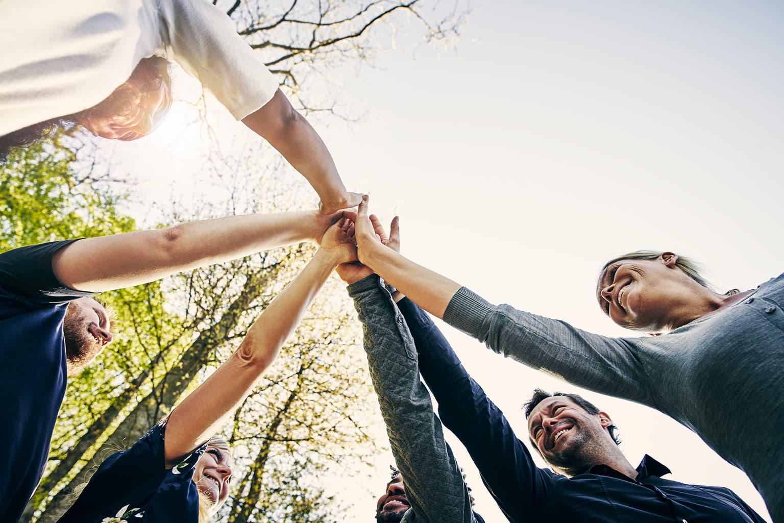 Deutsche Glasfaser Beuphase - wie funktioniert der Glasfaser-Ausbau, Team halten die Hände in die Mitte