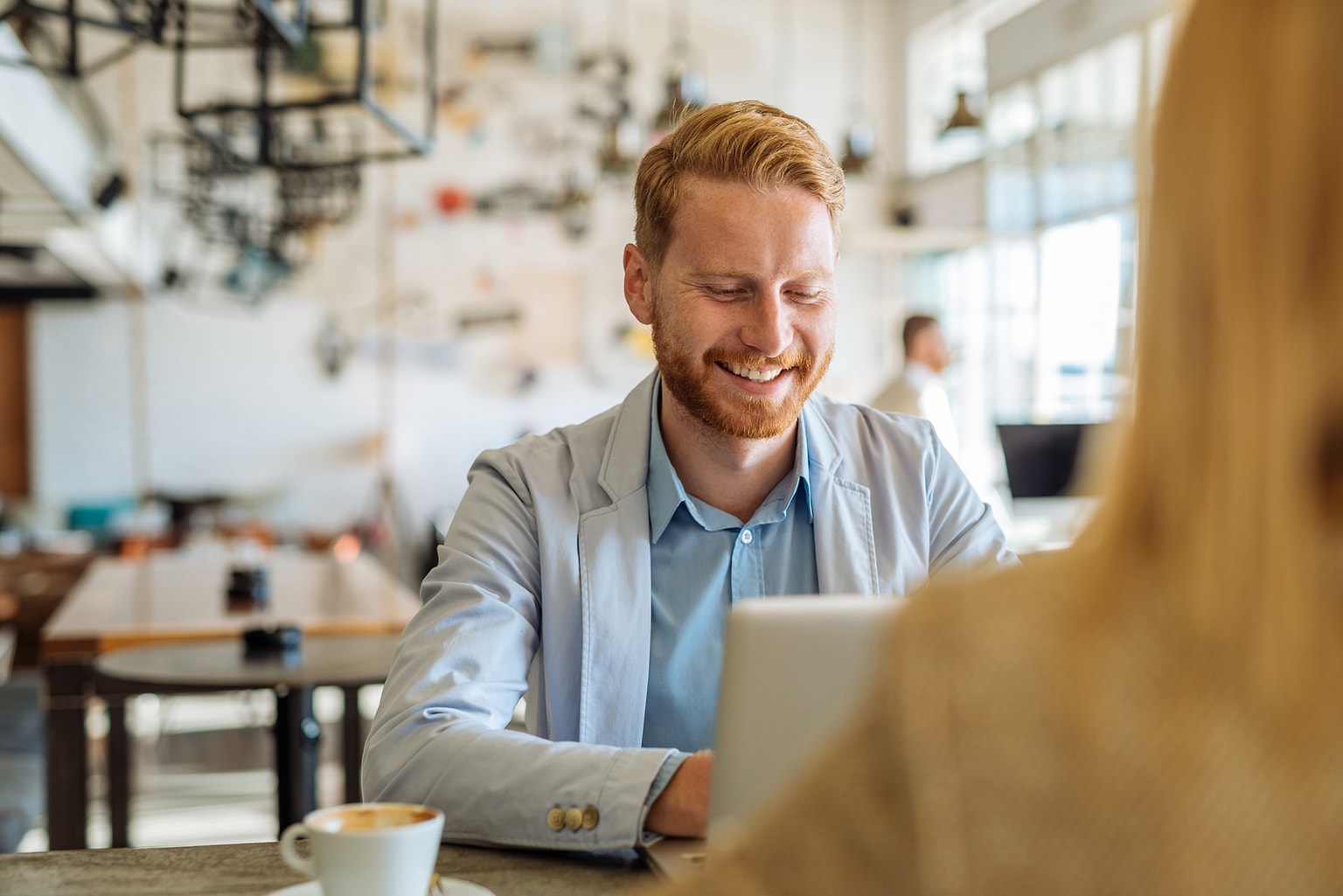 Partnerprogramm, Mann trifft sich mit Partner in einem Cafe und arbeitet am PC