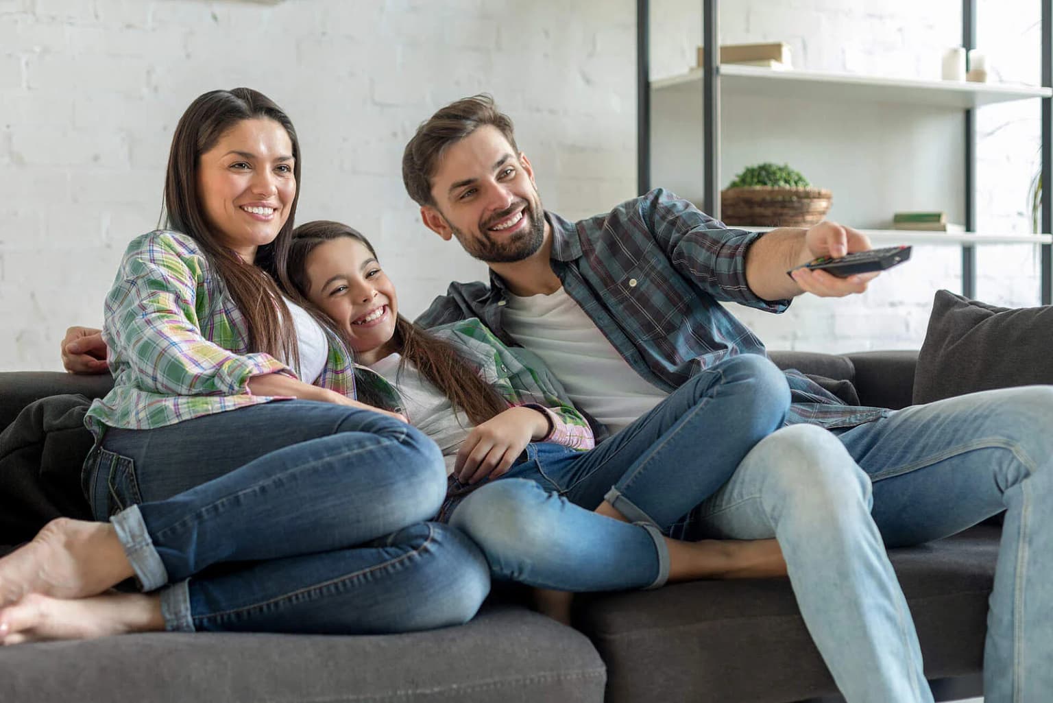 Internet TV waipu.tv Familie sitzt auf dem Sofa und schaut Fernsehen