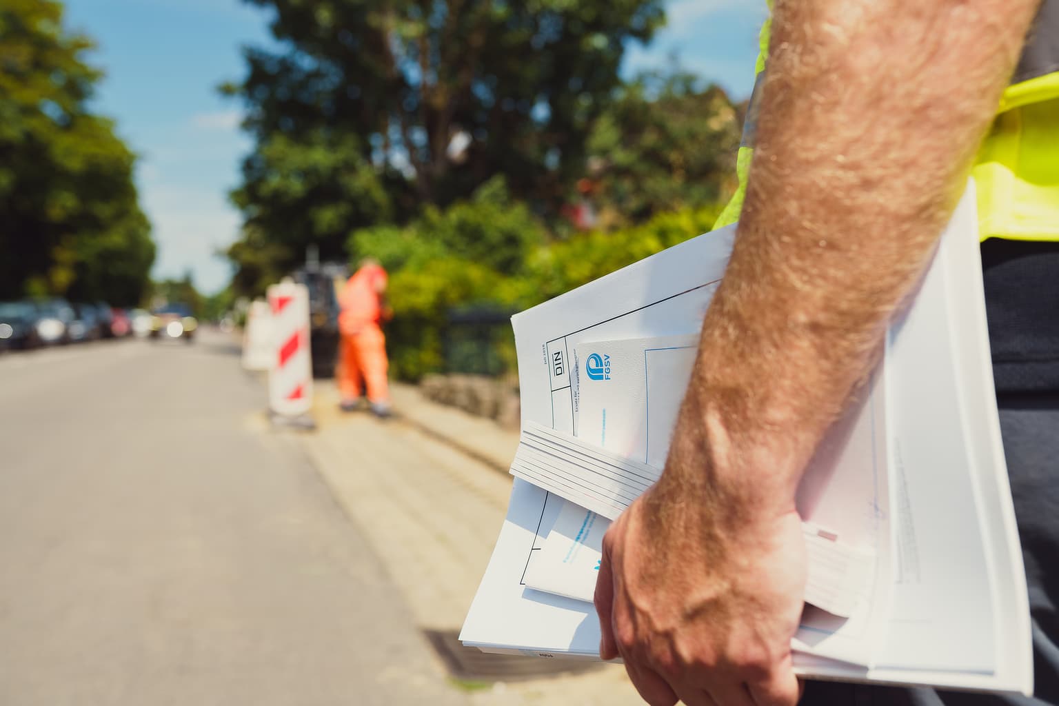 Mann hält Deutsche Glasfaser Dokumente in der Hand