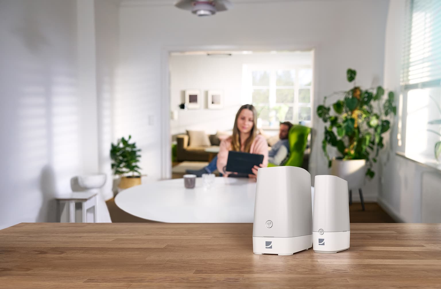 DG WLAN Router Bundle Frau sitzt mit ihrem Tablet auf dem Sofa