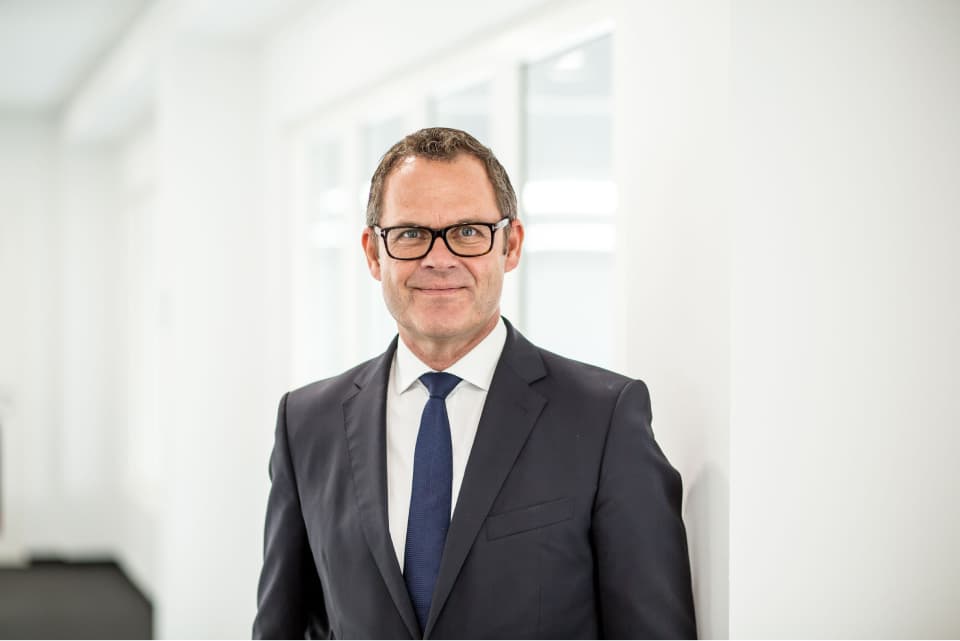 Mann im Anzug steht an der Wand Profilbild