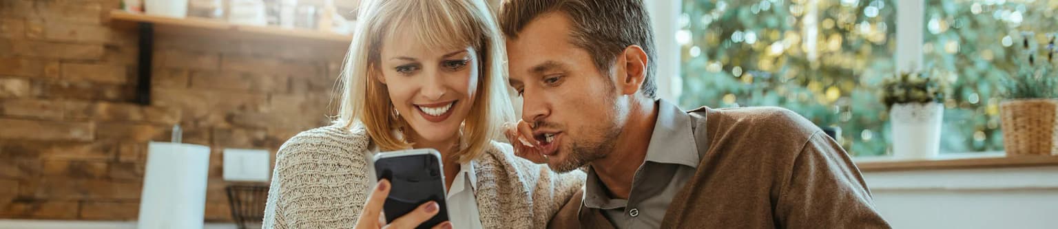 Das Paar schaut beim Frühstück gemeinsam auf das ha