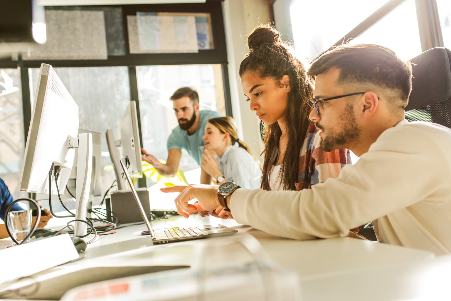 Technologische Herausforderungen - Mann zeigt Frau