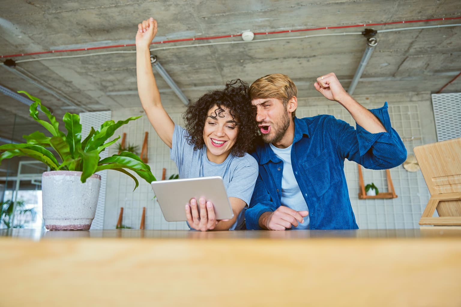 B2B Wunsch Router finden, Mann und Frau stehen am Tisch und jubeln