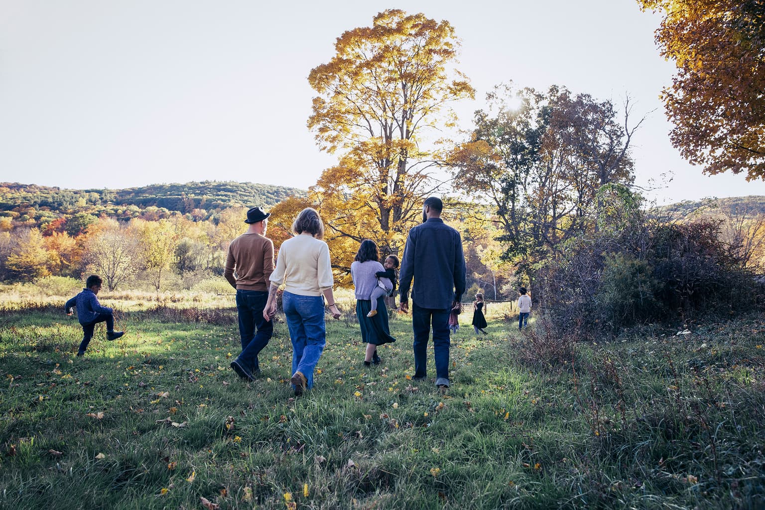 Deutsche Glasfaser Leitungswege vorbereiten, Familie geht im Wald spazieren von Sonnenuntergang