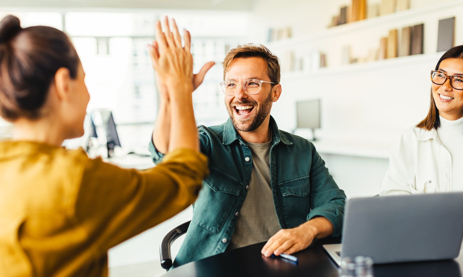 Geschäftskunden Digitale Transformation Arbeitskollegen freuen sich über ein Projekt