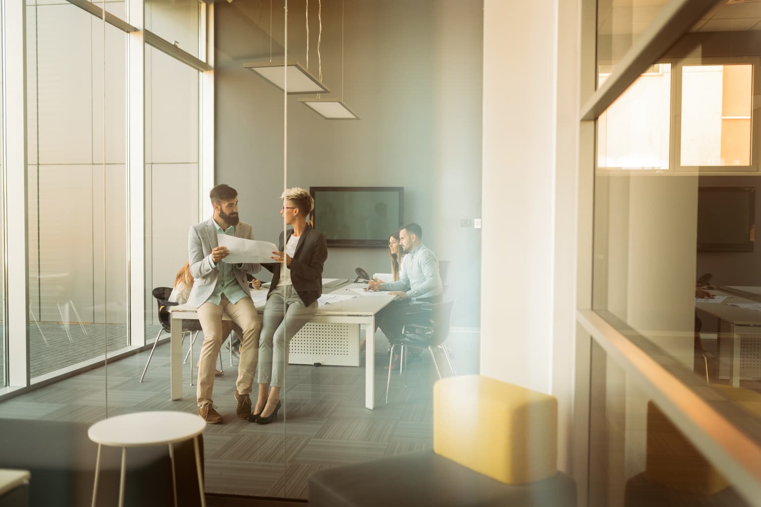 Digitale Herausforderungen - Mann zeigt Team im Meetingraum Plämn