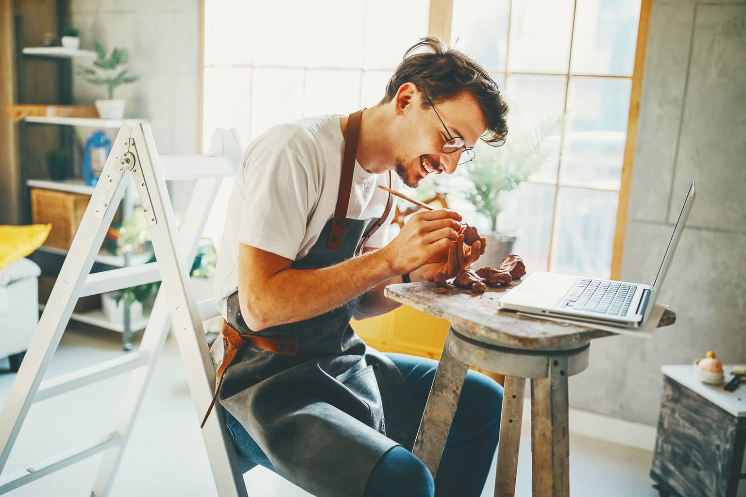 DG professional, Mann bemalt Keramik in seinem Kunststudio