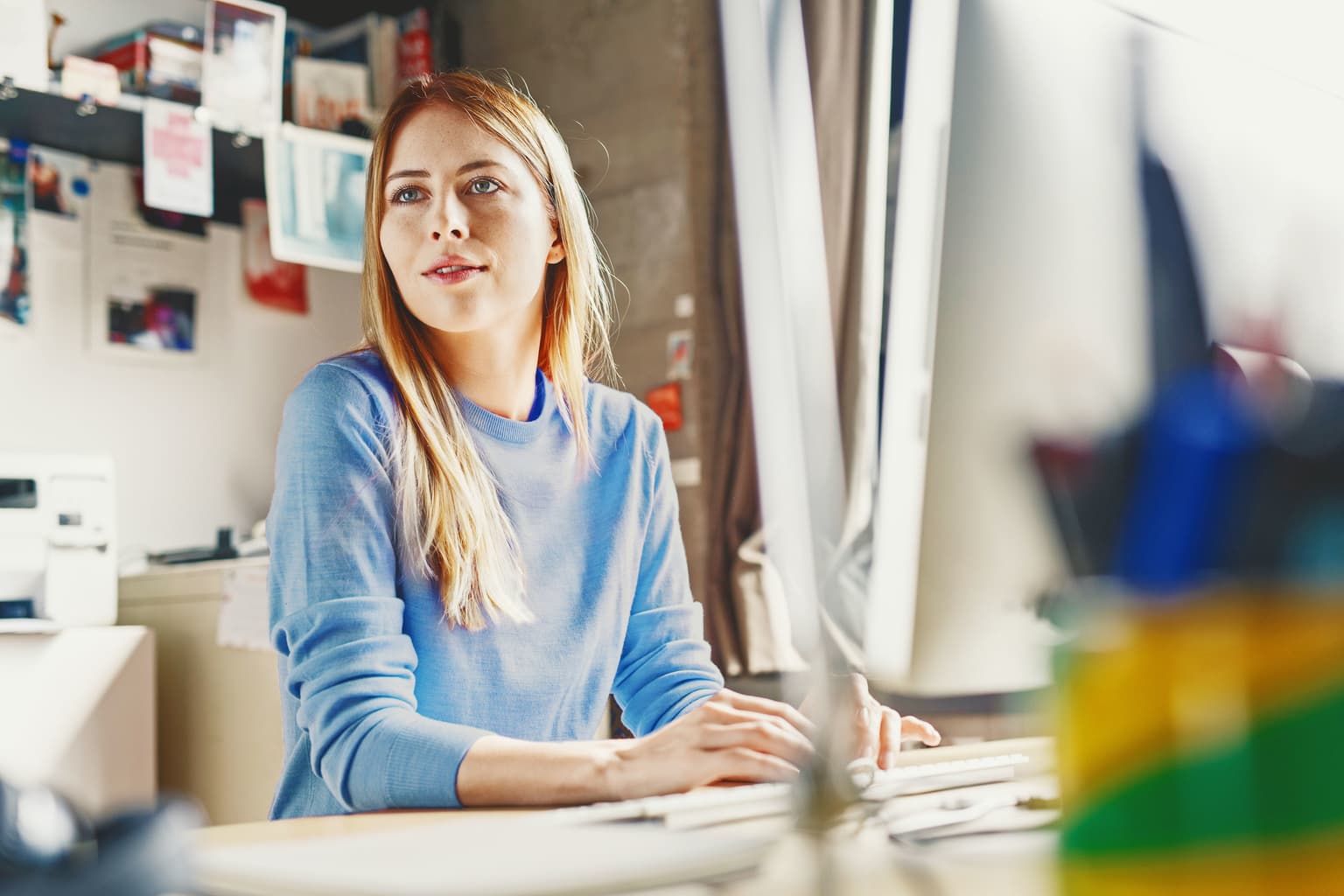 Digitale Transformation & Homeoffice, Frau arbeitet im Homeoffice