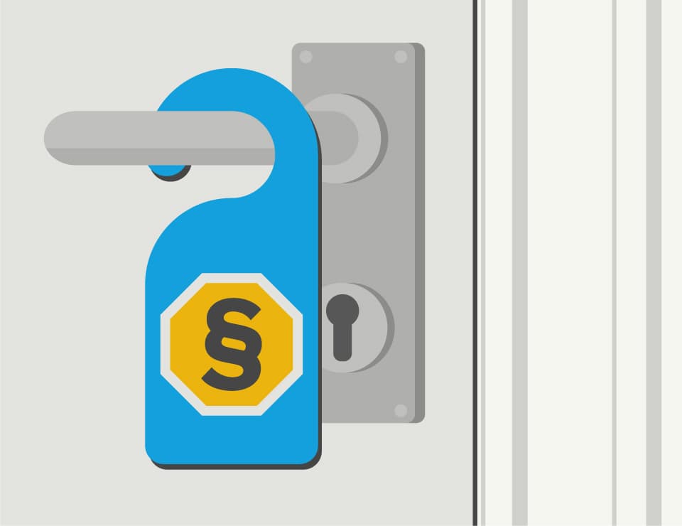 Illustration zu DSGVO: Blauer Türhänger mit Paragraphen-Symbol auf gelbem Achteck an einer grauen Tür mit Schloss.