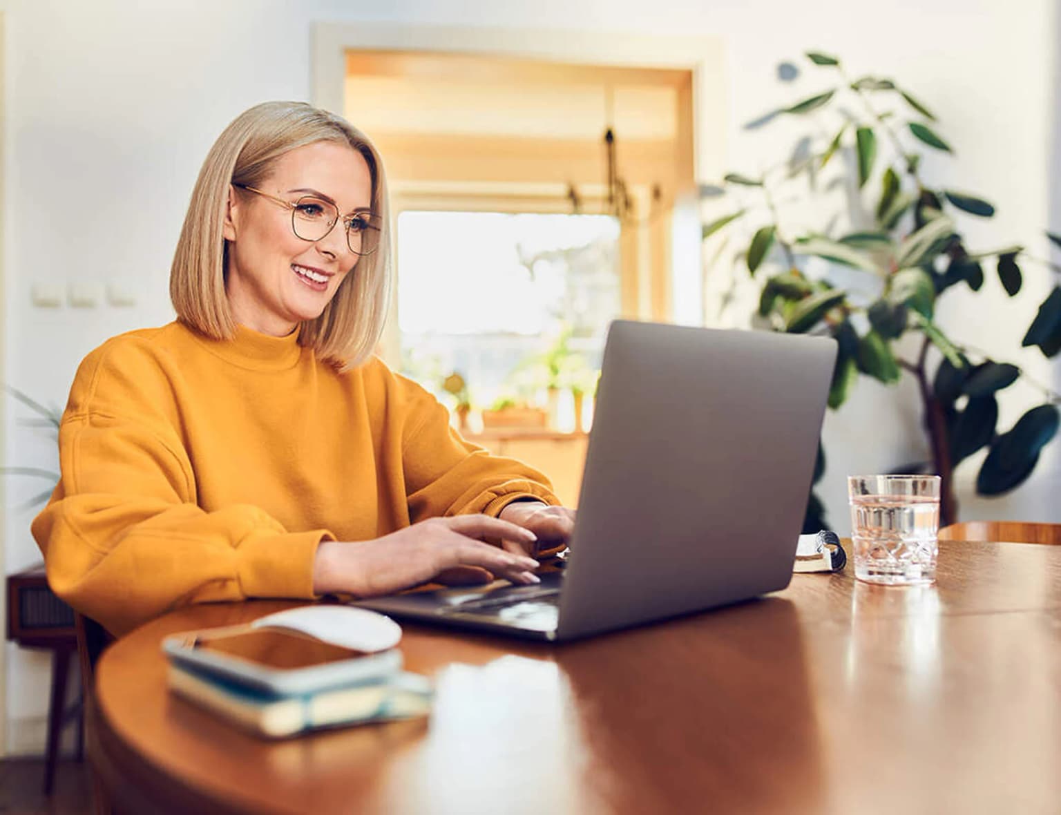 Frau mit Brille am Laptop