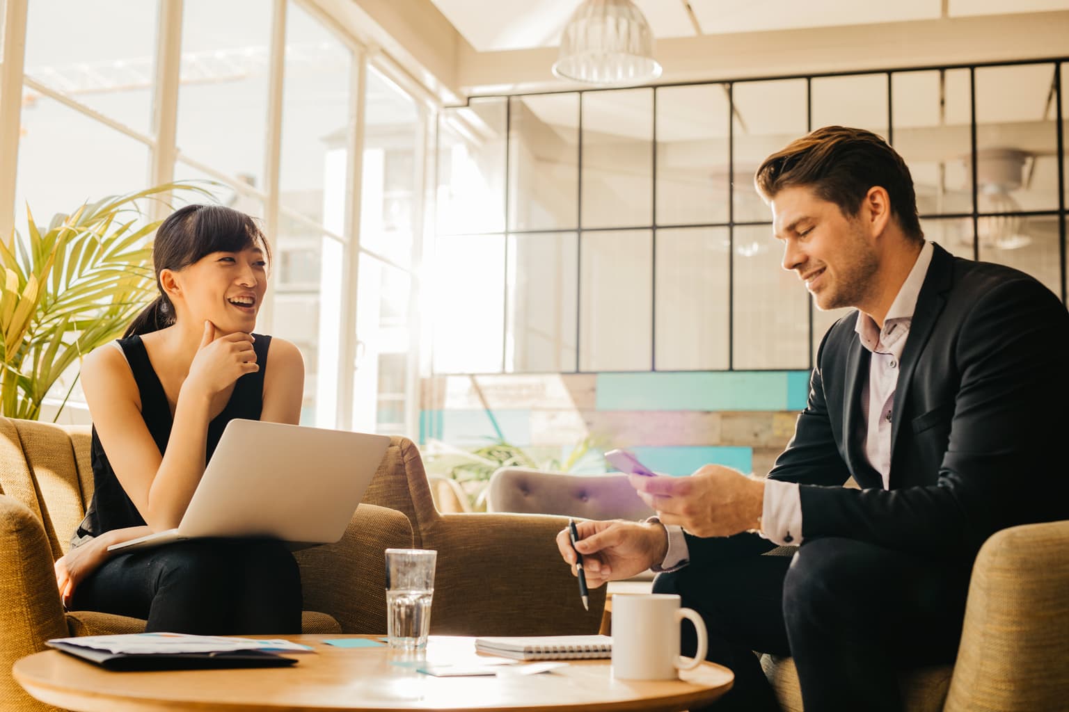 Digitale Transformation - 2 Arbeitskollegen arbeiten zusammen in