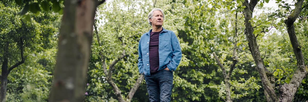 Mann spaziert durch den Wald