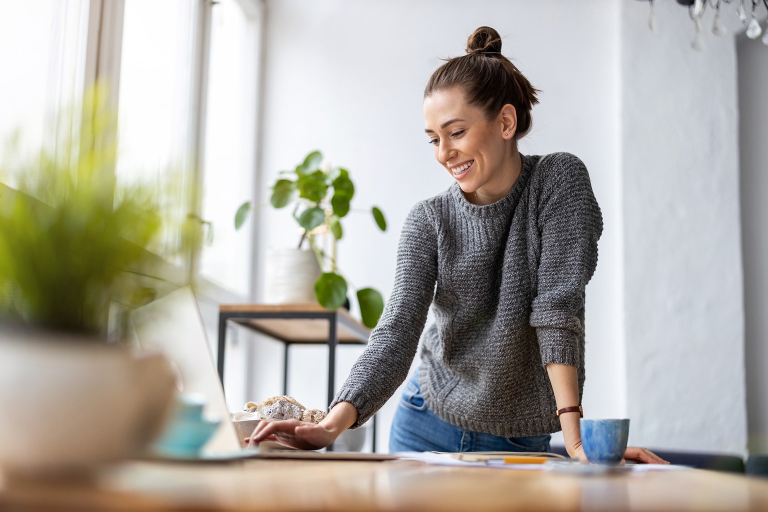 Partnerprogramm Affiliate, Frau arbeitet im Stehen