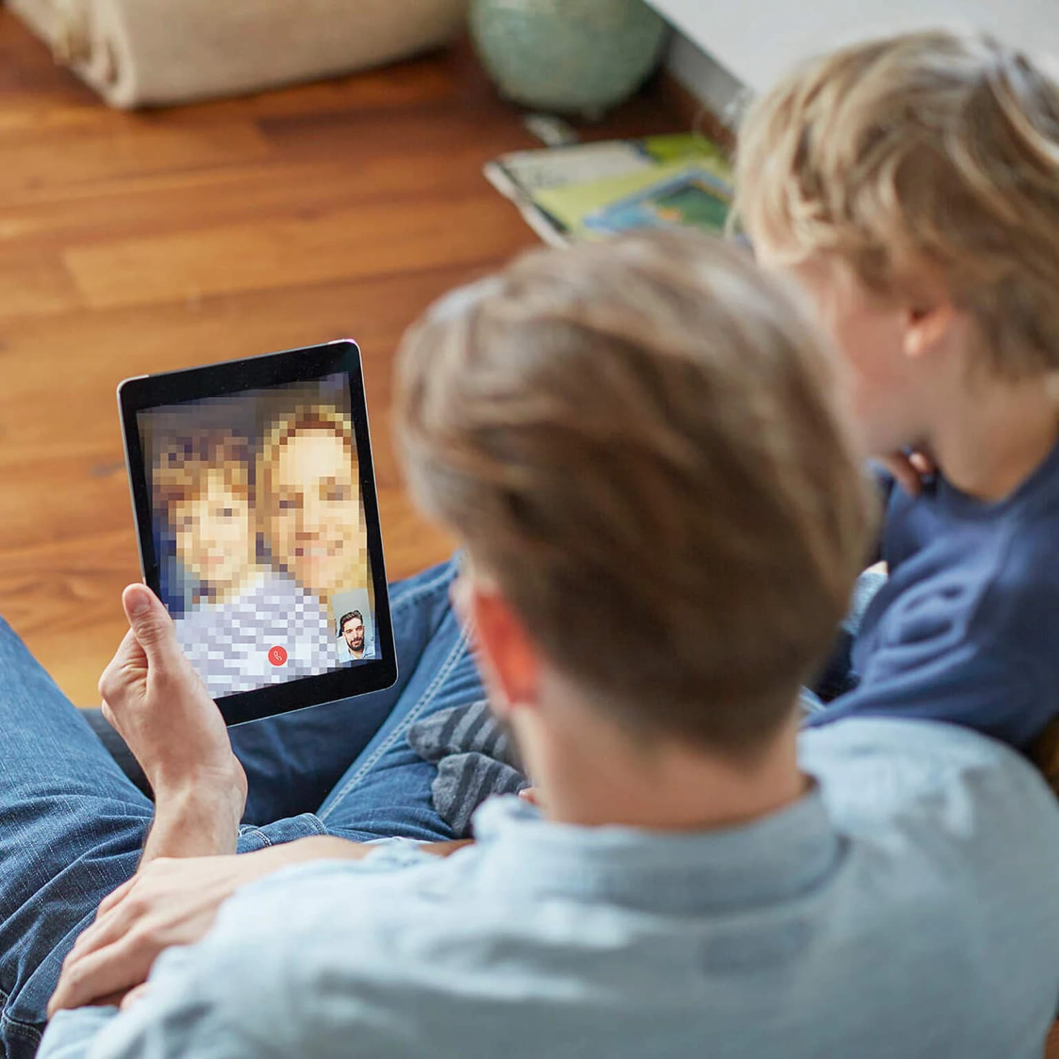 Schnelles Internet, Familie streamt ein online Meeting über Tablet