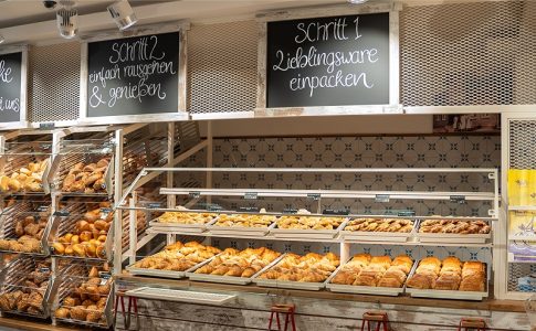 Blick in eine Bäckereifiliale auf Sylt mit Anweisungen zum automatisierten Einkauf.