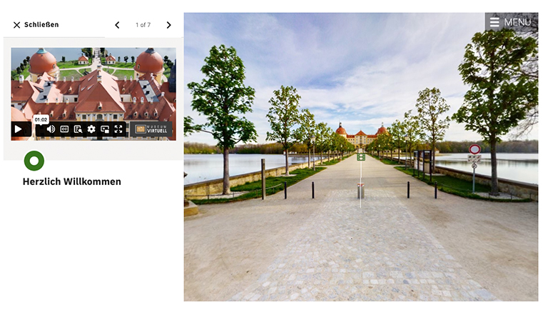 Ein Weg führt auf ein Schloss zu, rechts und links sind Wasserflächen. Links neben diesem Bild ist die Navigationsansicht für das virtuelle Museum zu sehen. Darunter steht: Herzlich willkommen!