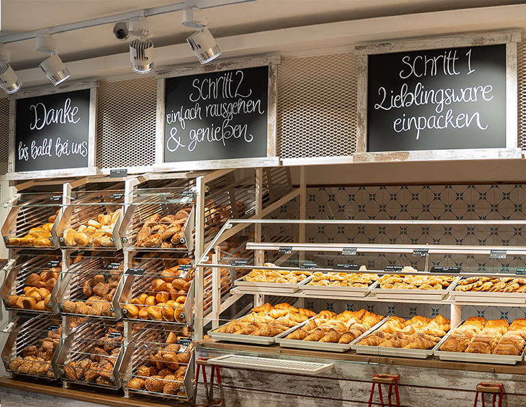 Blick in eine Bäckereifiliale auf Sylt mit Anweisungen zum automatisierten Einkauf.