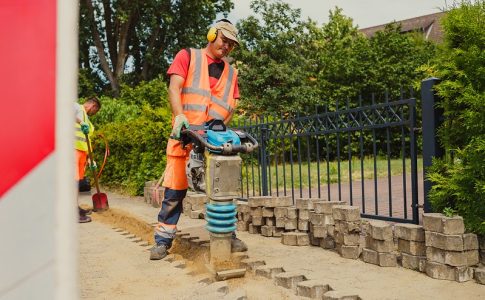 Weniger Aufwand: Mit Hilfe von modernen Legeverfahren werden Straßen und Gehwege nur geringfügig geöffnet und schneller wieder geschlossen. © Deutsche Glasfaser