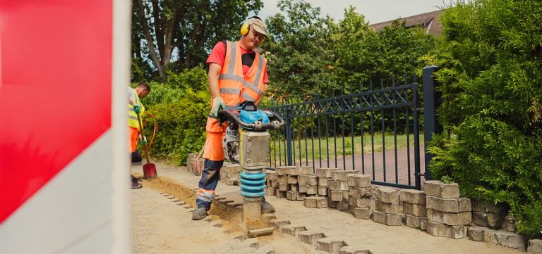 Weniger Aufwand: Mit Hilfe von modernen Legeverfahren werden Straßen und Gehwege nur geringfügig geöffnet und schneller wieder geschlossen. © Deutsche Glasfaser